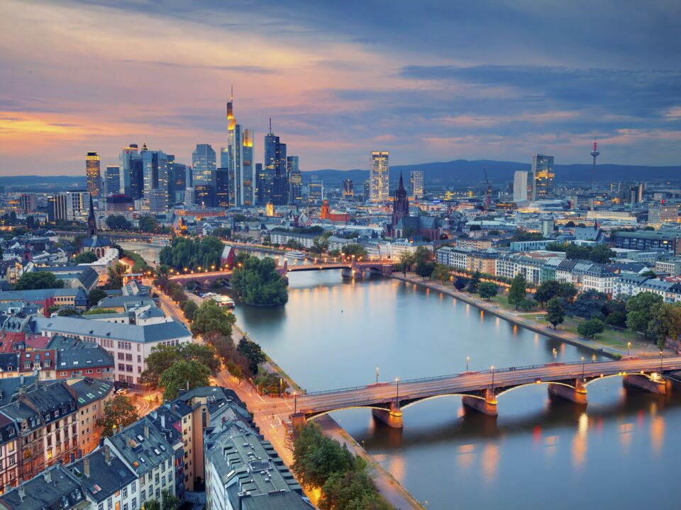 Frankfurt am Main bei abenddämmerung