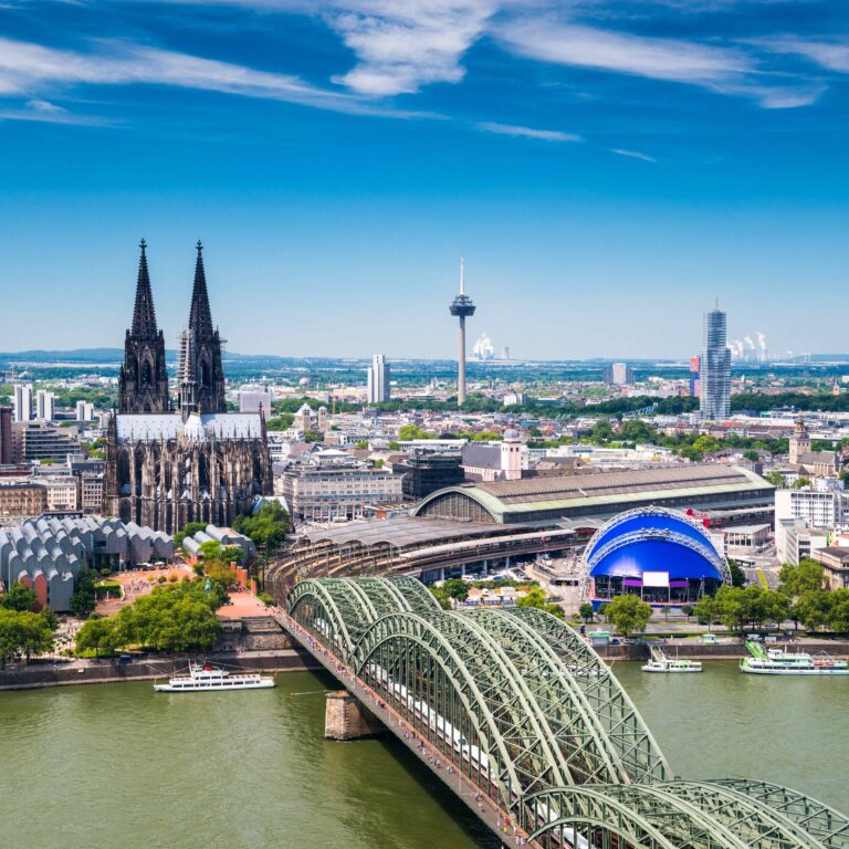 Rundflug über Köln Skyline mit einem Flugzeug oder Hubschrauber