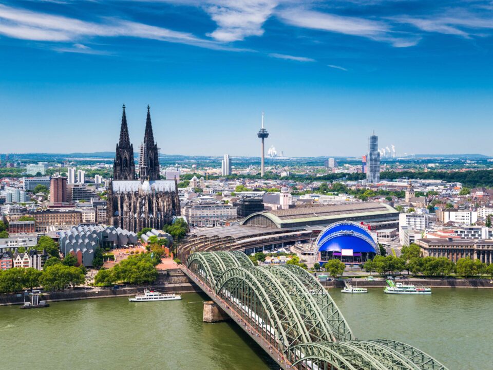 Rundflug über Köln Skyline mit einem Flugzeug oder Hubschrauber