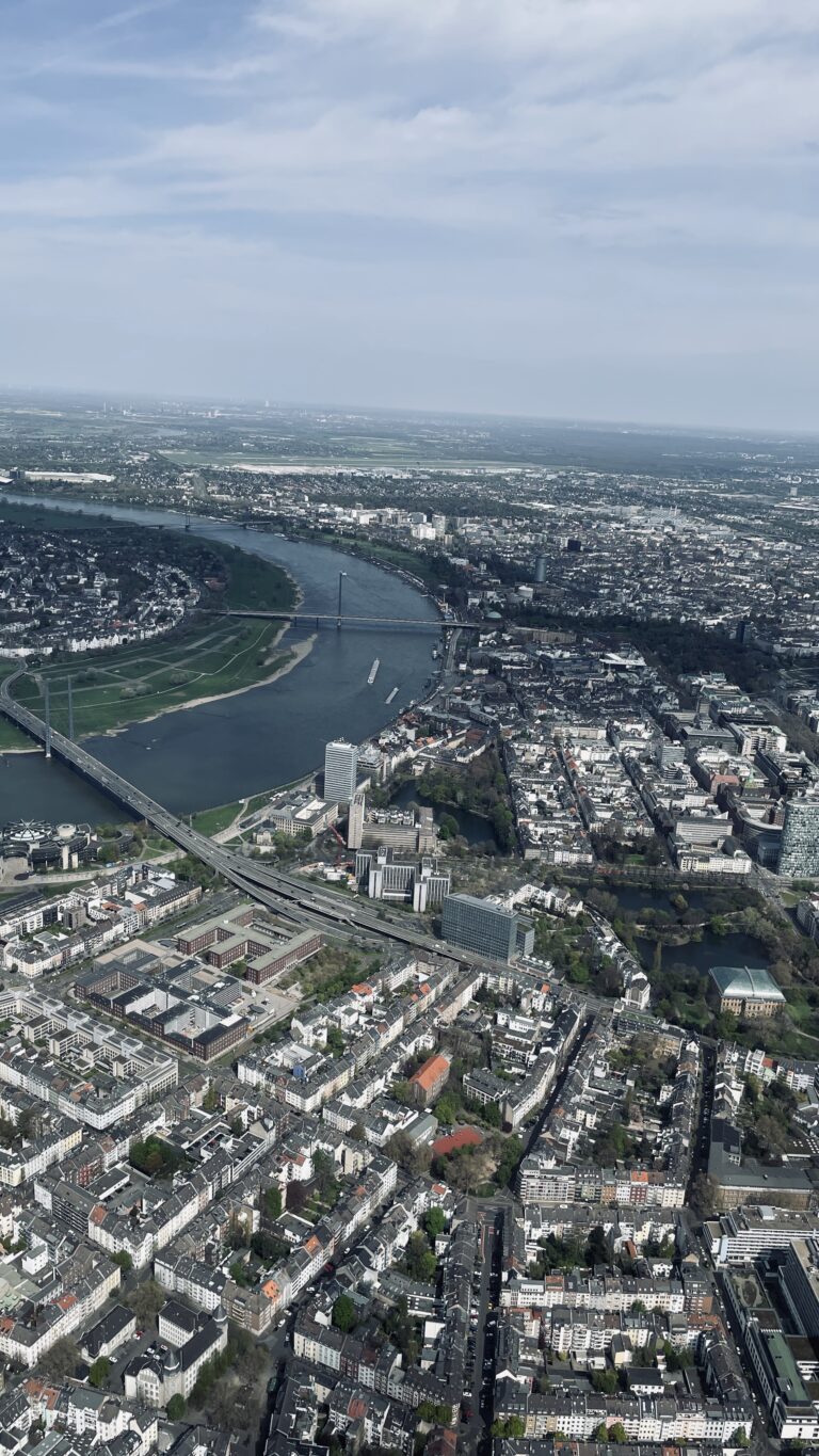 Hubschrauber Rundflug am Rhein / Düsseldorf / Köln